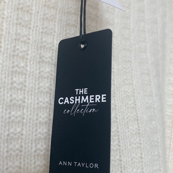 Cozy Cream Turtleneck  Cashmere Sweater, size-L - Picture 8 of 8